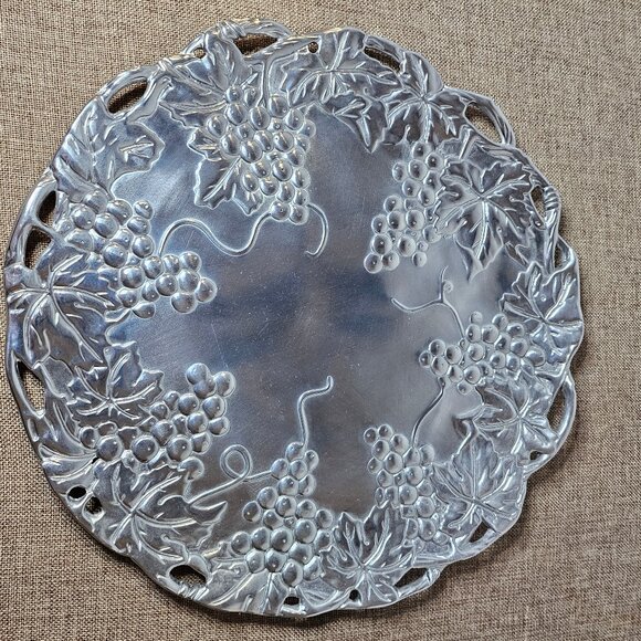 Gorgeous 1995 Aluminum Grape Design Arthur Court Round Serveware Platter 12" - Picture 9 of 12